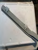 Traverse renfort de panneau avant gauche